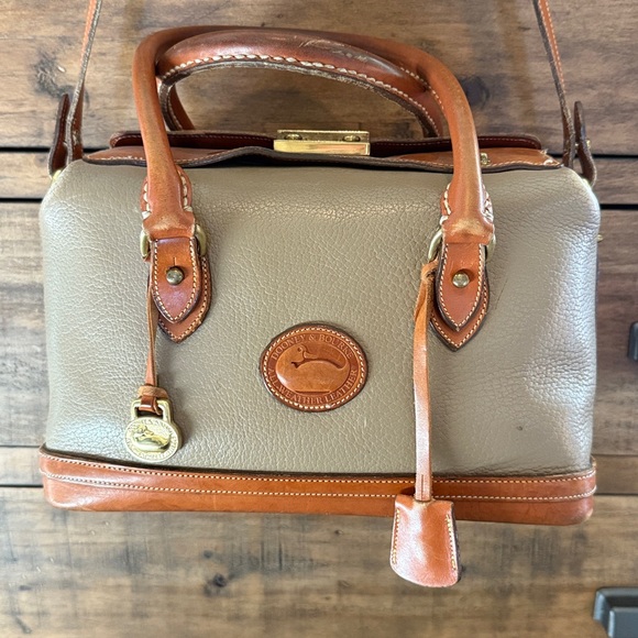 Vintage 1980s Dooney & Bourke Classic Tan and Brown Leather Dr Handbag - Picture 2 of 11